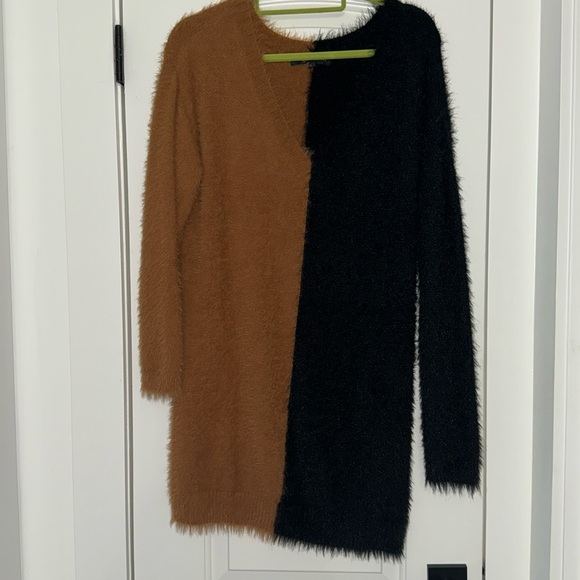 House of Harlow 1960.  Revolve Sweater/Sweater Dress - Picture 2 of 3